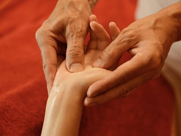 Cách massage bấm huyệt ở bàn tay giúp trị bệnh hiệu quả